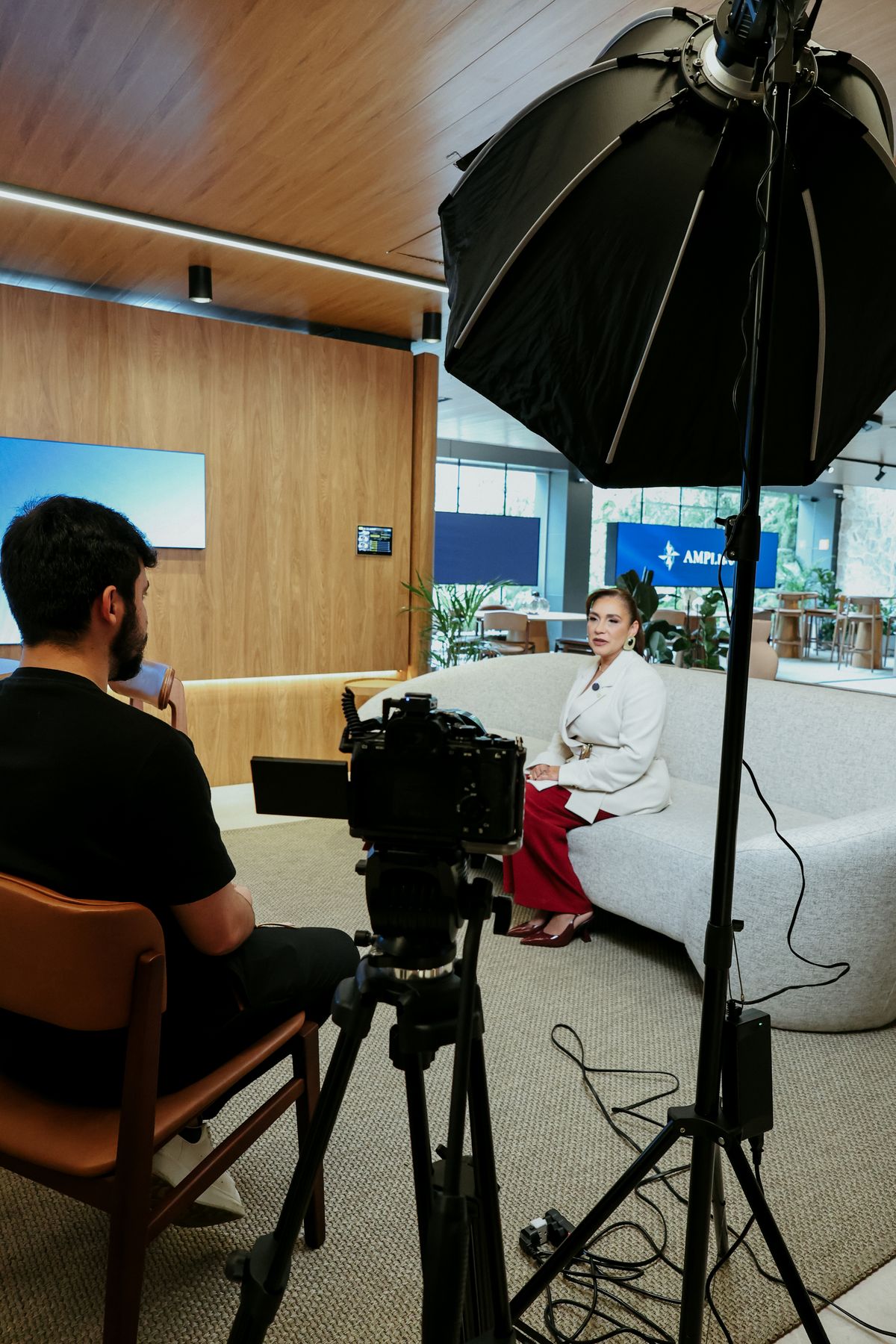Bastidores de gravação com câmera e softbox